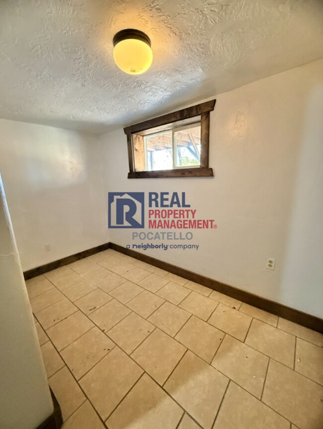 Building Photo - Beautiful 5 bed 2 bath country living - 5+...