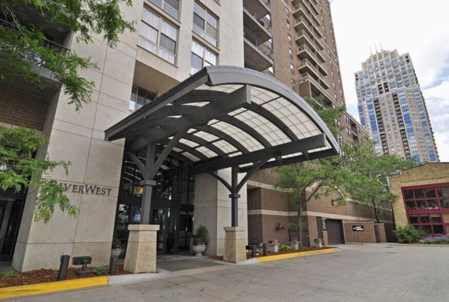 Entry rain covered - 401 S 1st St