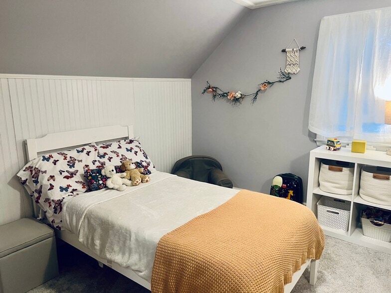 Upstairs Room (1) - 2116 Vine St