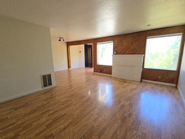 Building Photo - 4BD/2BA Eureka home close to schools, medical services