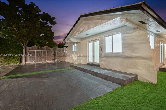 Building Photo - 2850 SW 24th St