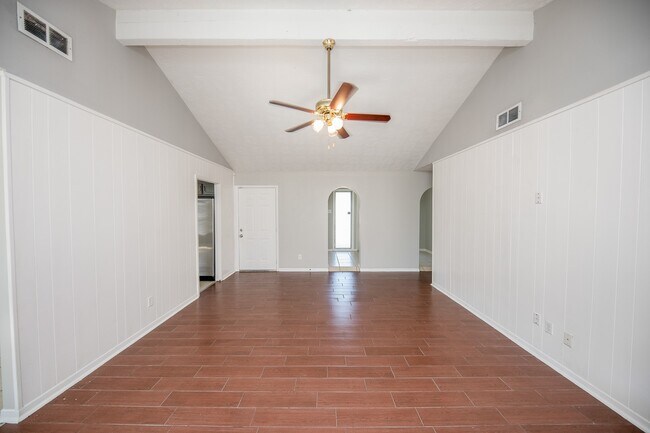 Building Photo - 6835 Castleview Ln