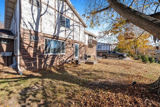 Building Photo - N20W5343 Pierce Ct