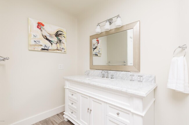 Building Photo - 7421 N Las Brisas Ln