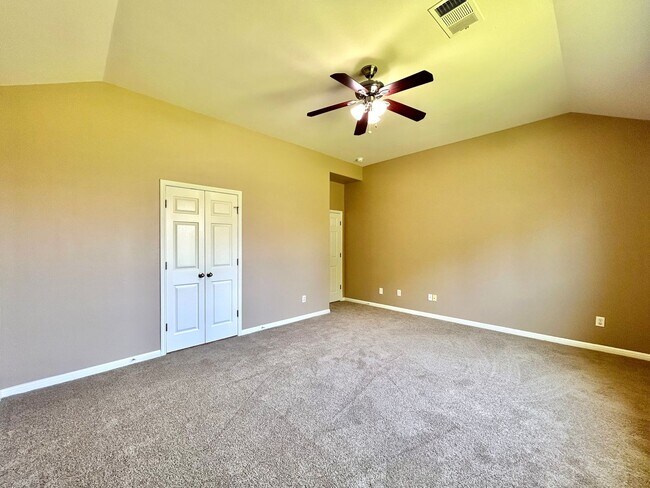Building Photo - Your Next Home Awaits – Roomy, Bright & Co...