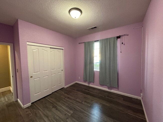 Building Photo - 3 Bedroom 2 bathroom with a bonus room and Solar in NW Visalia!