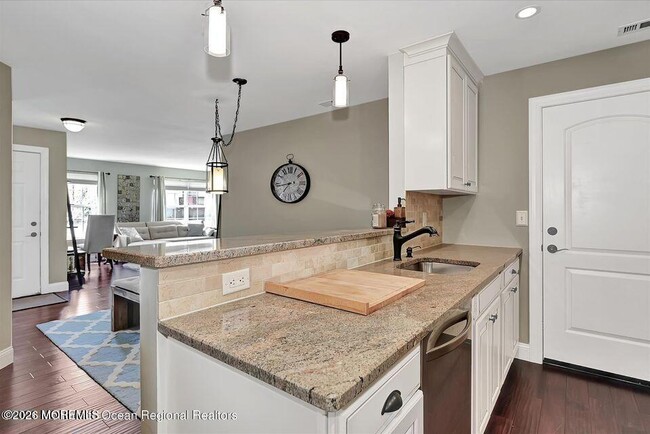 Building Photo - 13 Racquet Rd