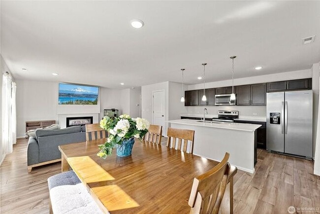Building Photo - AVAILABLE NOW JULY FREE Yelm home builit i...