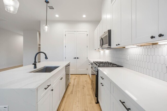 Building Photo - 6116 De Campo St