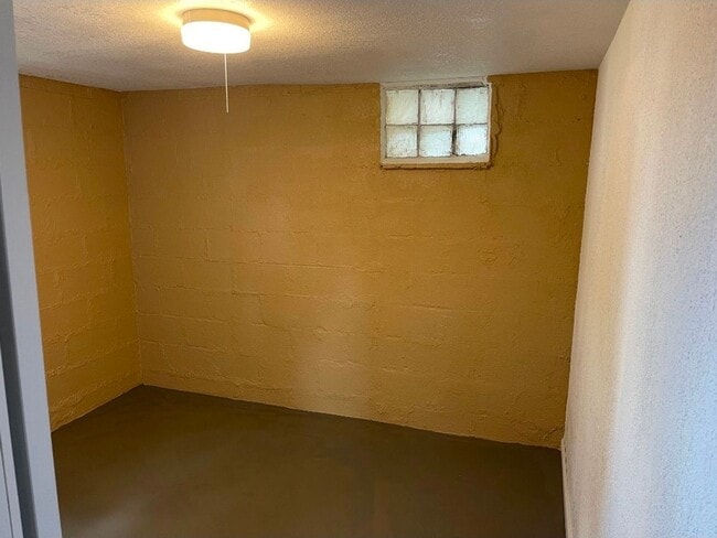 Building Photo - 3 Bedroom Home with Garage