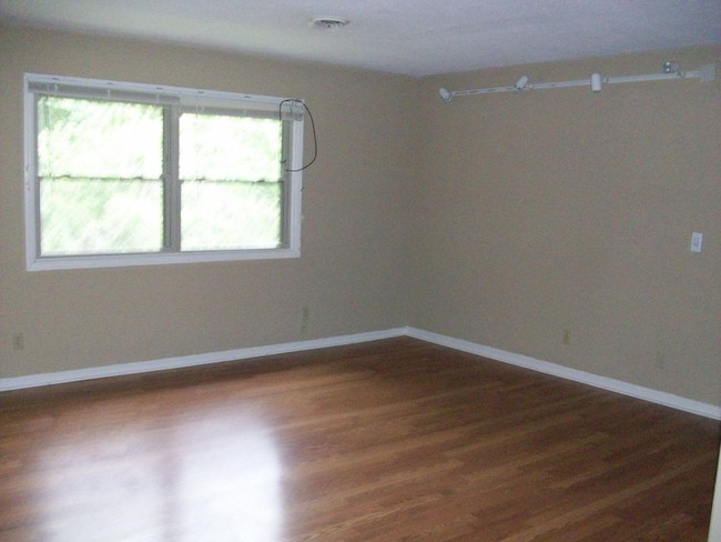 Living room - 516 S Mendenhall St