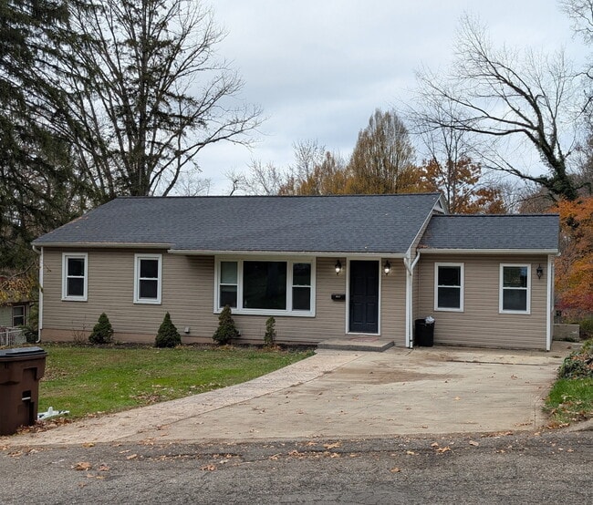 Building Photo - 1009 E High St