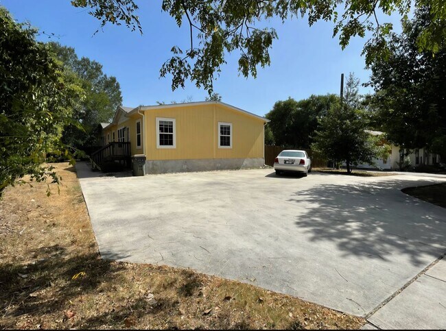 Building Photo - 320 Mill St