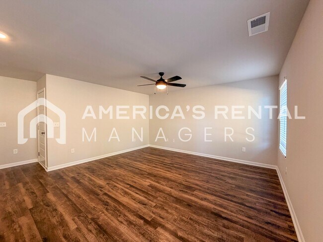 Building Photo - Bright and Spacious Lincoln Townhome for R...