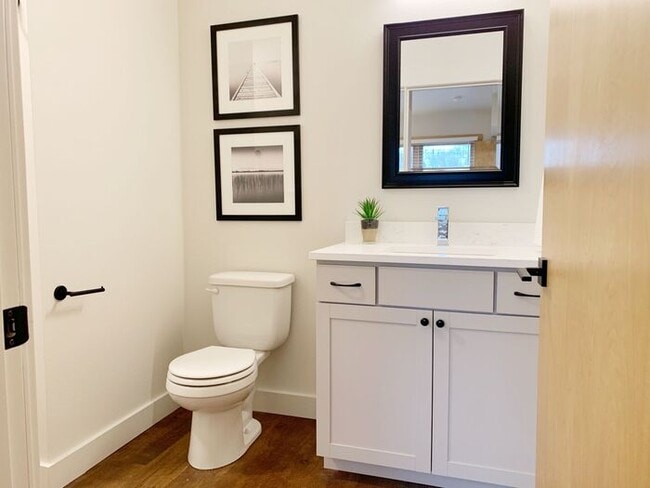 Building Photo - Luxury top floor 2bd in the heart of Sellw...