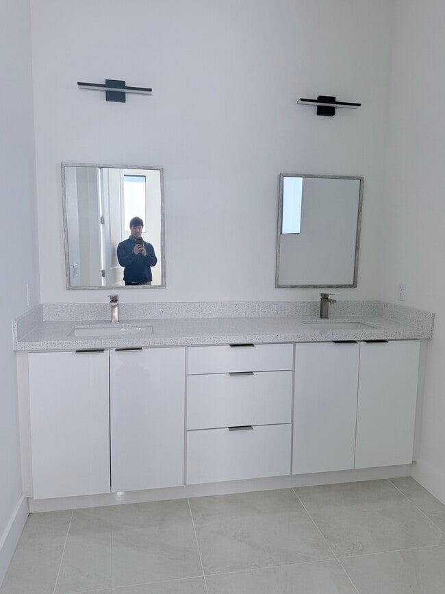 Building Photo - 2504 Vera Ave S