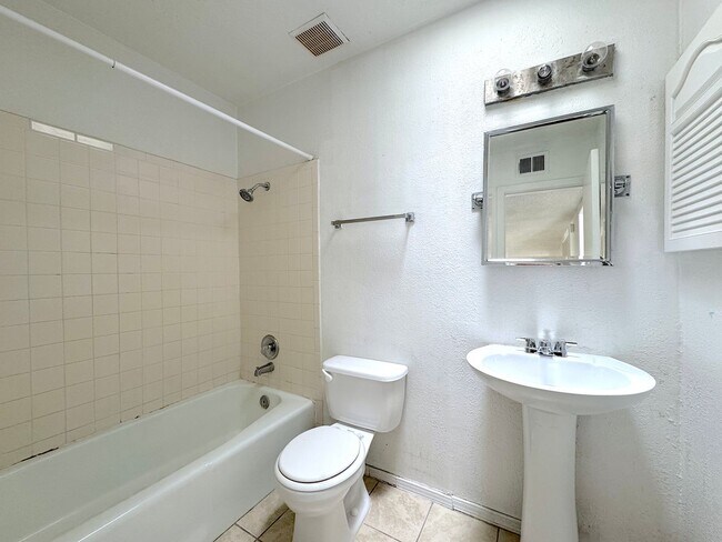 Building Photo - Northeast El Paso 3 bed