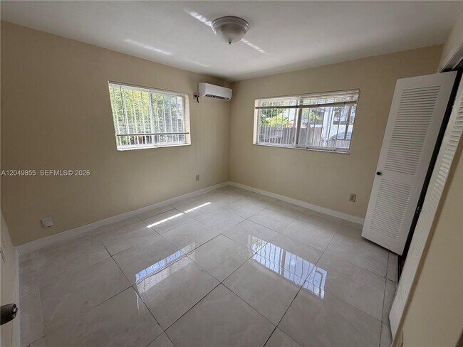 Building Photo - 1194 NW 19th Ave