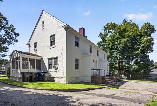 Building Photo - 476 Providence St