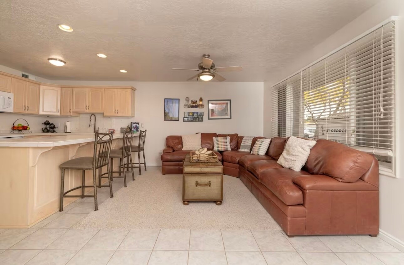 Building Photo - 1845 W Canyon View Dr