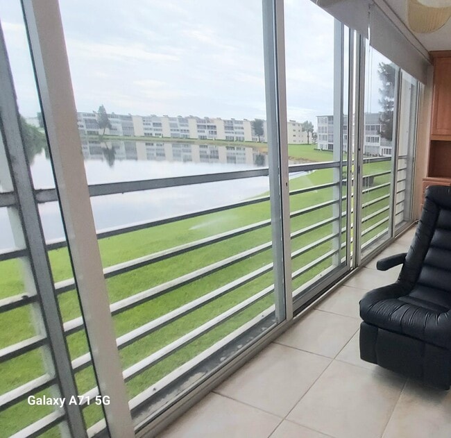 Building Photo - 2067 Ainslie Dr
