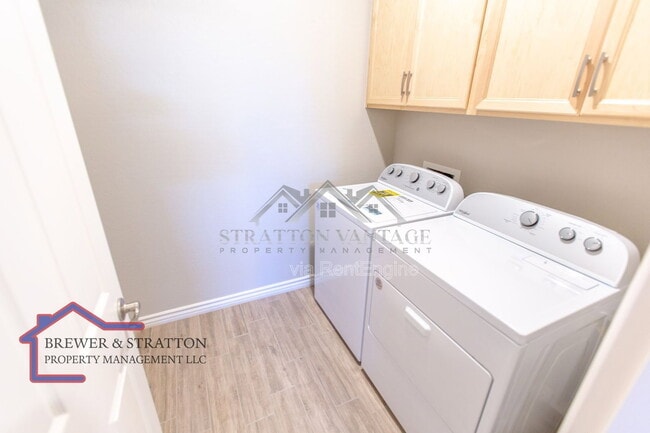 Building Photo - 15243 W Latham St