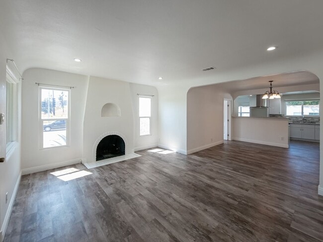 Building Photo - Elegant 3BD/2BA Oasis in the Heart of Glen...
