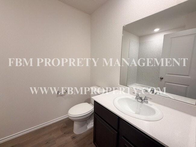 Building Photo - 329 Thoroughbred St