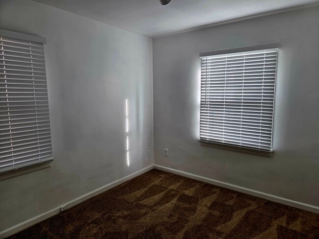 Building Photo - 2528 Beverly St E