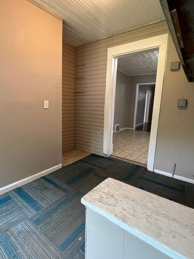 Building Photo - 3 bedroom/1 bathroom house