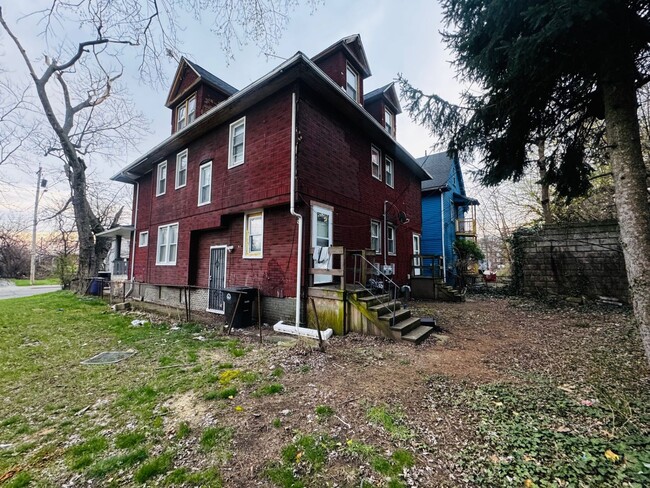Building Photo - 576 E 110th St
