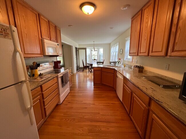 Building Photo - 722 Dolores Ln