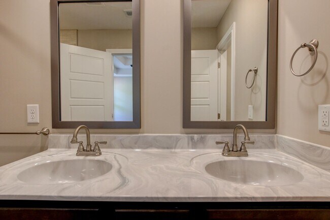 Building Photo - Sharp 3 bed 2 Bath Close To Ft Campbell
