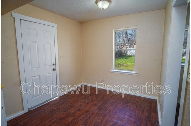 Building Photo - 819 Larry St