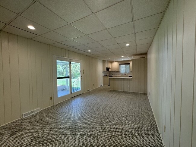 Building Photo - 201 Livingston Dr