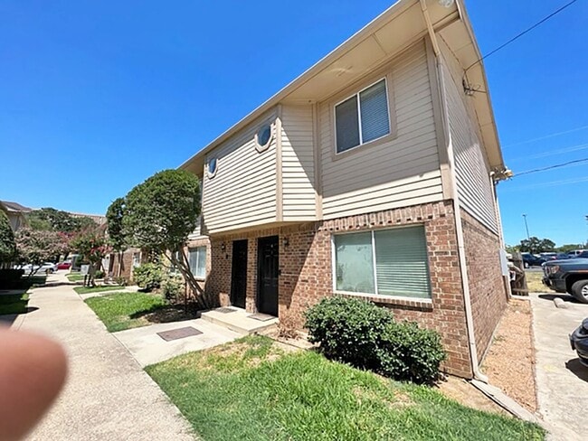 Building Photo - Great 2 Bdrm 1-1/2 Bath Condo at UNT in Denton, TX