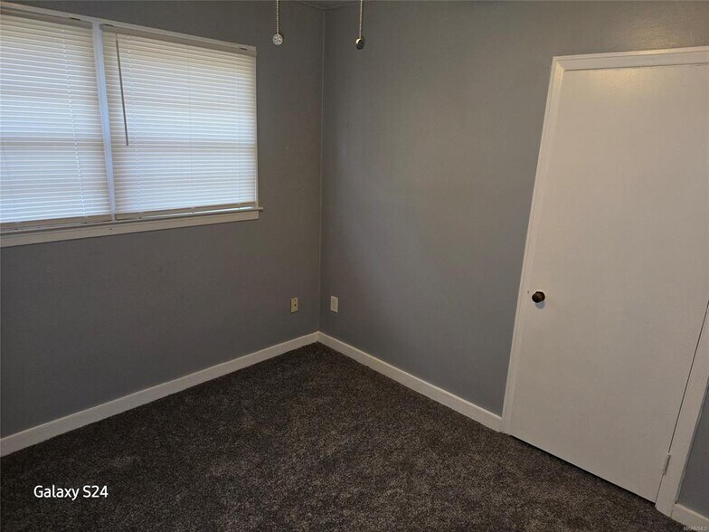 Building Photo - 2141 Meadowlane Dr