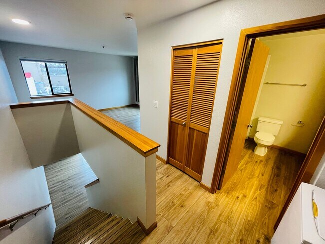 Building Photo - Top Floor 1bdrm Condo with River Views and Private Deck | FREE reserved parking Included!