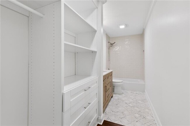 Building Photo - 1296 Hilton Dr