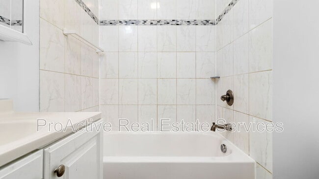 Building Photo - 417 W 30th St