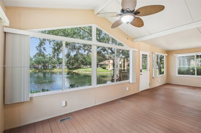 Building Photo - 6621 La Mesa Rd