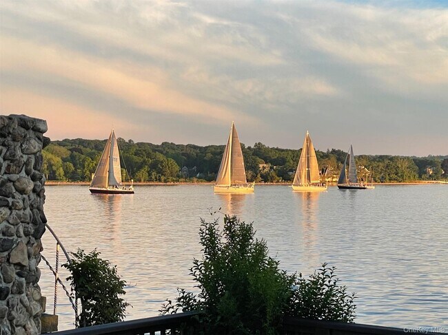 Building Photo - 336 Centre Island Rd