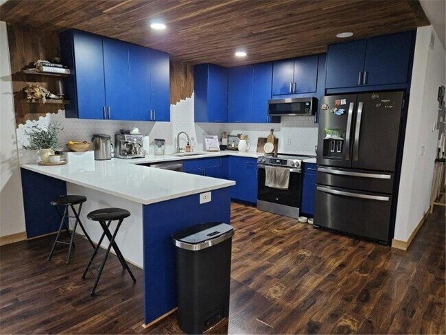 Building Photo - 10709 W River Rd