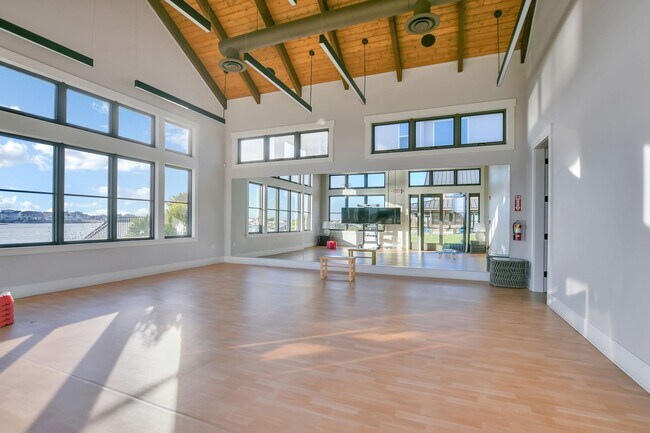 Building Photo - Waterfront Beauty