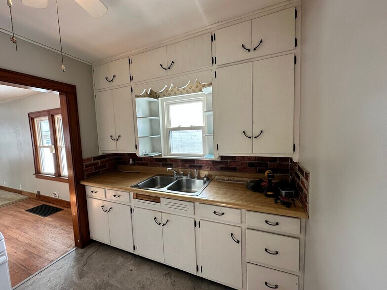 Building Photo - 1104 S Michigan St