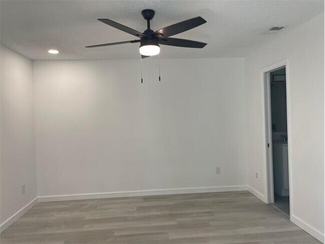 Building Photo - 808 SE Degan Dr
