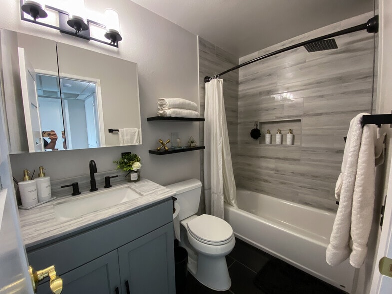 Hallway bathroom - 18350 Hatteras St