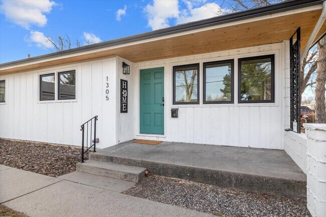 Building Photo - 1305 9th St W