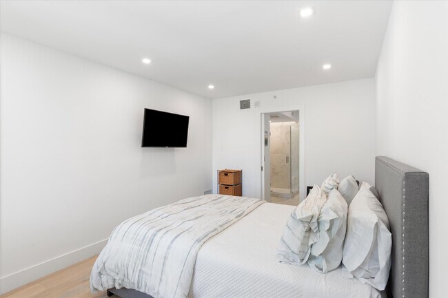 Building Photo - 120 SE 5th Ave