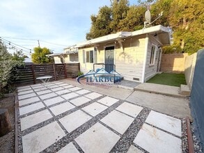 Building Photo - 543 W 5th St